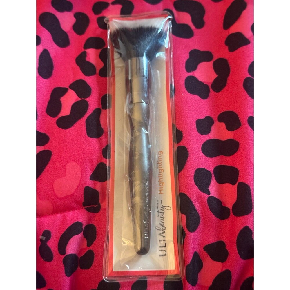 NIP Ulta Beauty Highlighting Fan Brush - New & Sealed